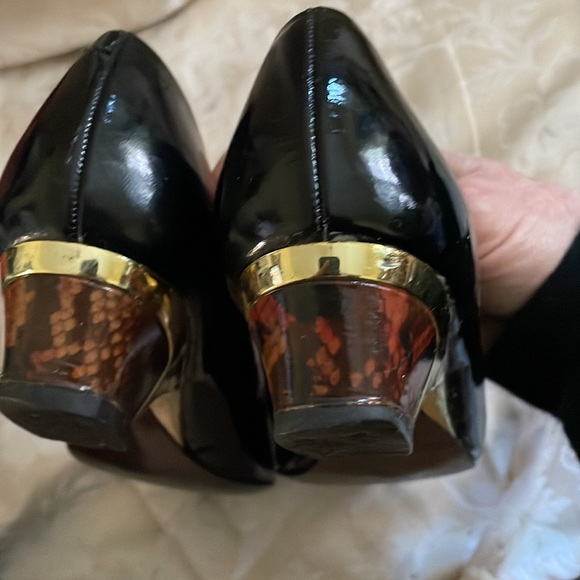 Vintage 1980s black patent shoes with gold details Size 8.5AA - Picture 4 of 6